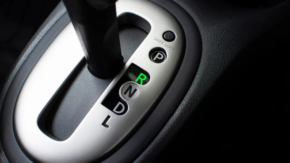 چرا خودروی اتوماتیک در دنده عقب حرکت نمیکند؟ چرا خودروی اتوماتیک در دنده عقب حرکت نمیکند؟