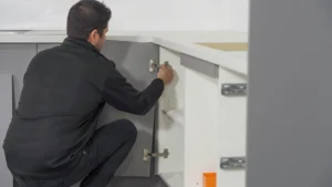 دلیل نیمه باز ماندن درب کابینت + بسته نشدن