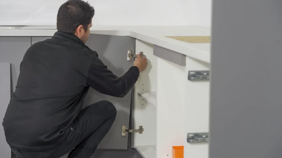 دلیل نیمه باز ماندن درب کابینت