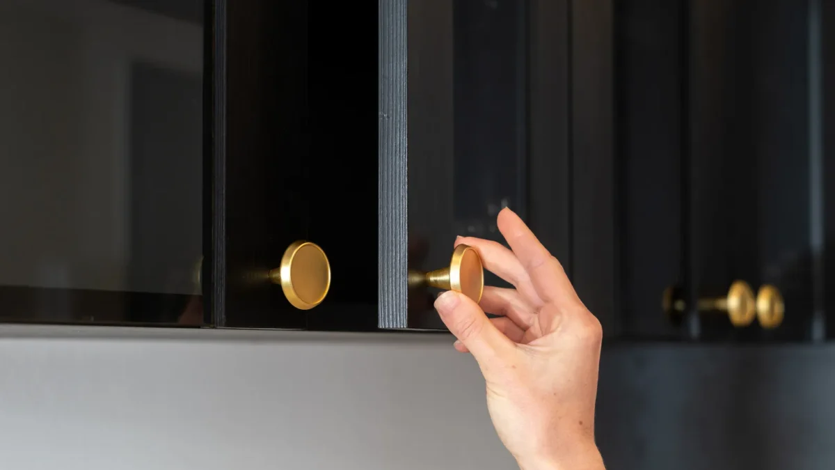 دلیل نیمه باز ماندن درب کابینت