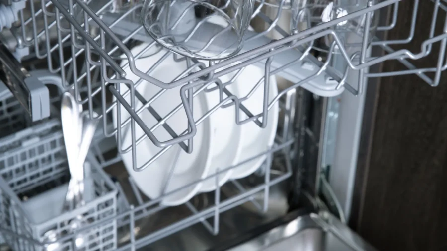 ماشین ظرفشویی برق داره ولی کار نمیکنه